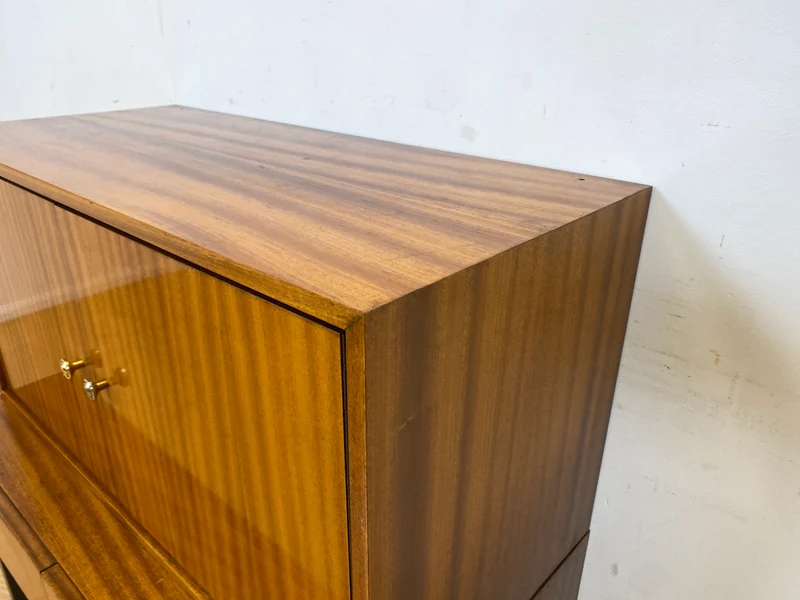 Hübsches und gut erhaltenes Mid-Century Highboard auf schwarzen Metallfüßen mit Schubladen I Schrank Kommode Sideboard Wäscheschrank Bücherschrank60er 70er VEB Vintage I
