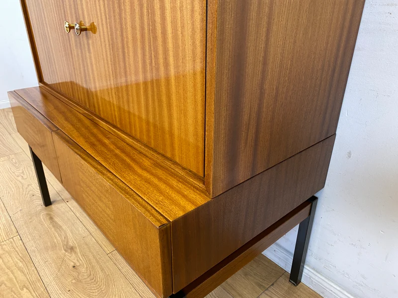 Hübsches und gut erhaltenes Mid-Century Highboard auf schwarzen Metallfüßen mit Schubladen I Schrank Kommode Sideboard Wäscheschrank Bücherschrank60er 70er VEB Vintage I