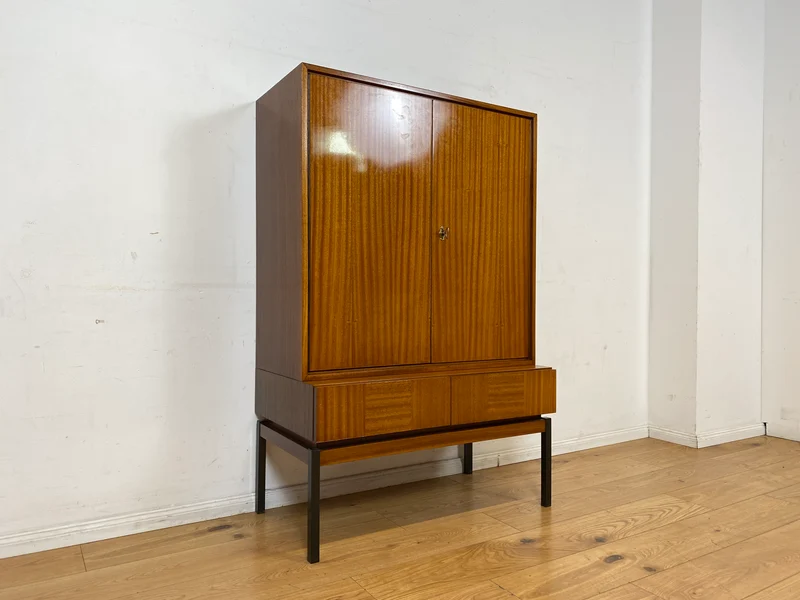 Schönes und gut erhaltenes Mid-Century Highboard auf schwarzen Metallfüßen mit Schubladen I Schrank Wäscheschrank Bücherschrank Kommode Sideboard 60er 70er VEB Vintage I
