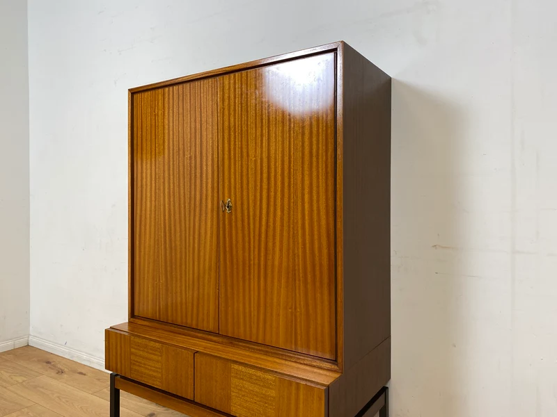 Schönes und gut erhaltenes Mid-Century Highboard auf schwarzen Metallfüßen mit Schubladen I Schrank Wäscheschrank Bücherschrank Kommode Sideboard 60er 70er VEB Vintage I
