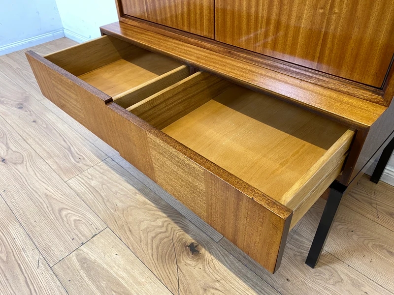 Schönes und gut erhaltenes Mid-Century Highboard auf schwarzen Metallfüßen mit Schubladen I Schrank Wäscheschrank Bücherschrank Kommode Sideboard 60er 70er VEB Vintage I