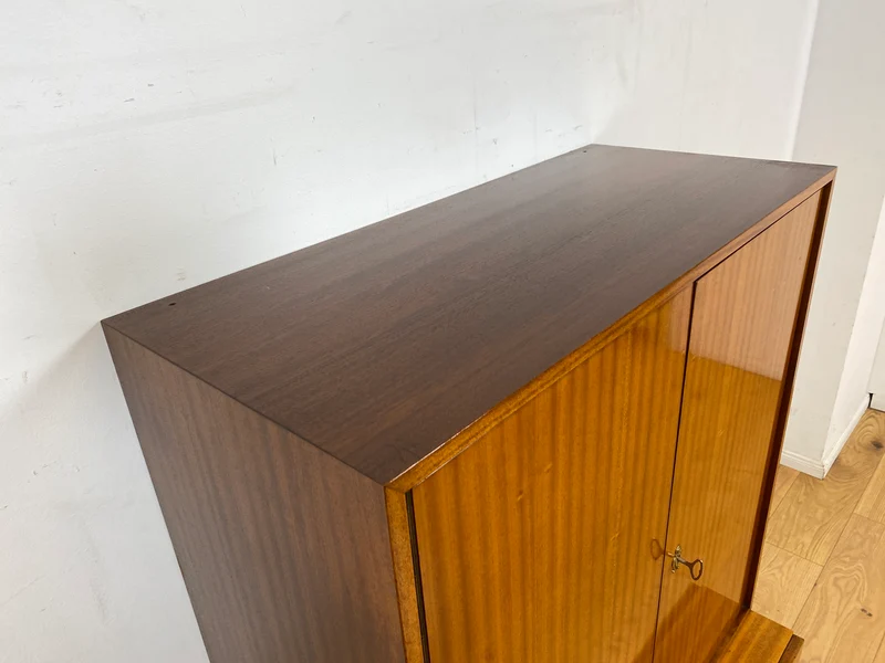 Schönes und gut erhaltenes Mid-Century Highboard auf schwarzen Metallfüßen mit Schubladen I Schrank Wäscheschrank Bücherschrank Kommode Sideboard 60er 70er VEB Vintage I