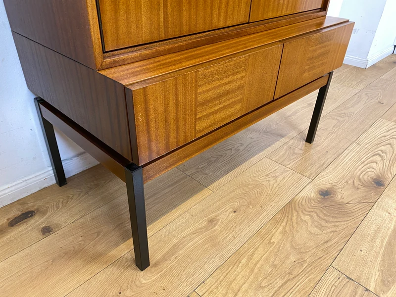 Schönes und gut erhaltenes Mid-Century Highboard auf schwarzen Metallfüßen mit Schubladen I Schrank Wäscheschrank Bücherschrank Kommode Sideboard 60er 70er VEB Vintage I