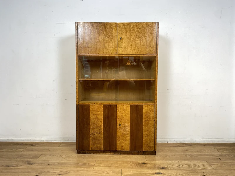 Stilvolle 50er Jahre Vitrine aus vollem Holz in Maserbirke