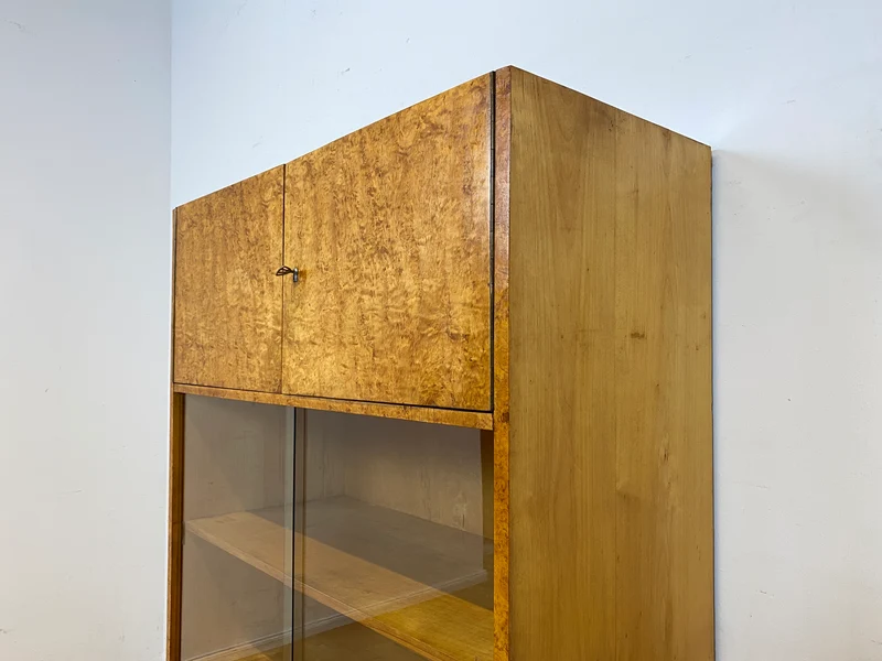 Stilvolle 50er Jahre Vitrine aus vollem Holz in Maserbirke
