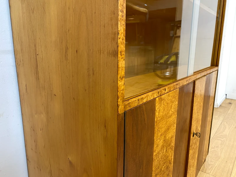 Stilvolle 50er Jahre Vitrine aus vollem Holz in Maserbirke