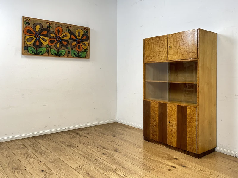 Stilvolle 50er Jahre Vitrine aus vollem Holz in Maserbirke