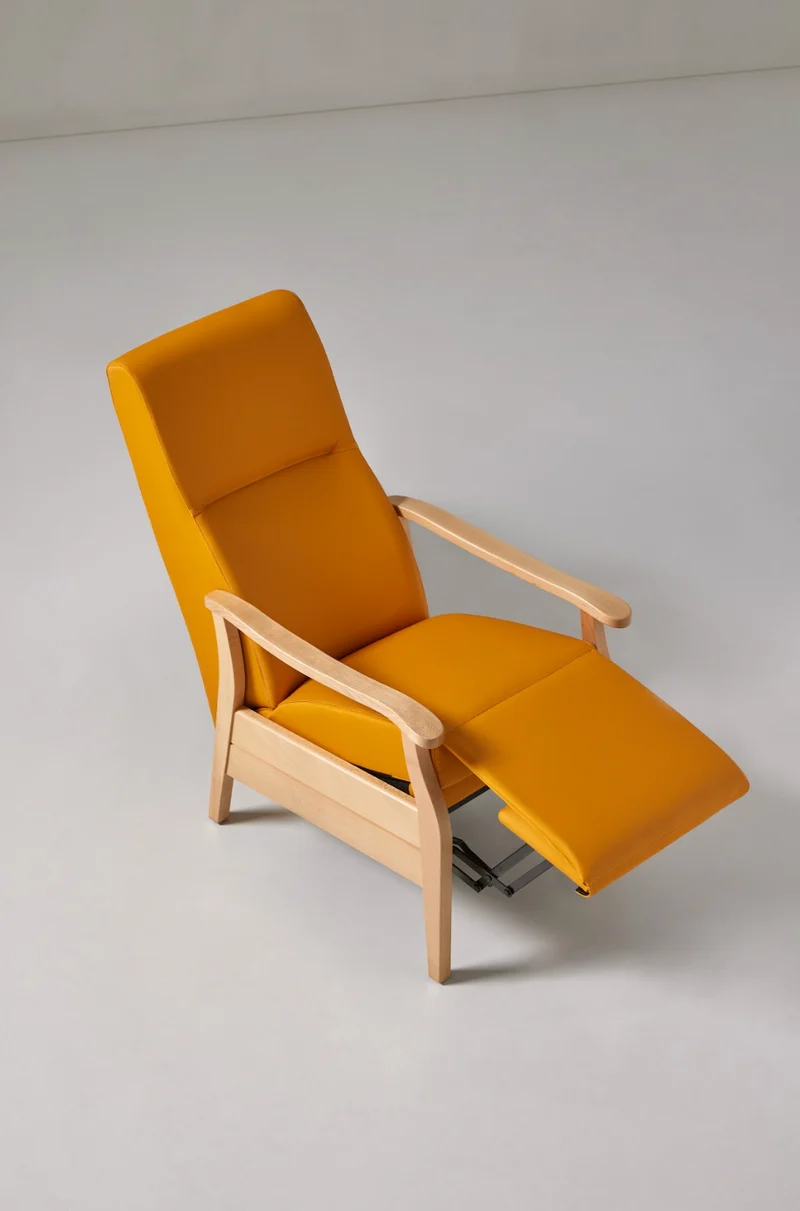 Premcare Pflegesessel NEA Buchenholz-Armlehnen – ergonomischer Sessel für Senioren