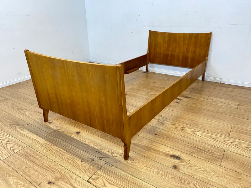 Sehr schönes und gut erhaltenes helles Mid-Century Bett für Matratzen 90x200