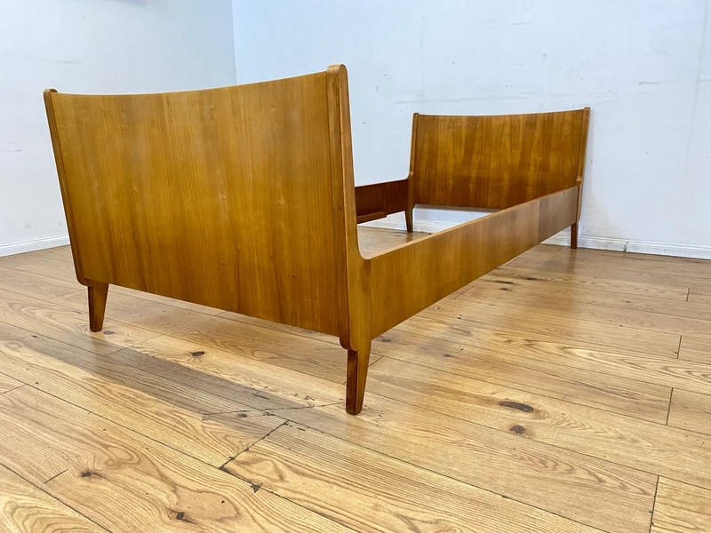 Sehr schönes und gut erhaltenes helles Mid-Century Bett für Matratzen 90x200