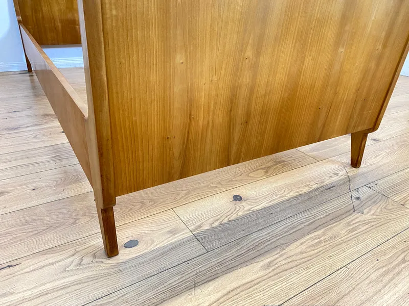 Sehr schönes und gut erhaltenes helles Mid-Century Bett für Matratzen 90x200