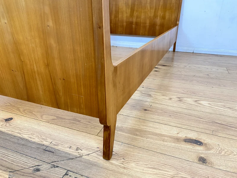 Sehr schönes und gut erhaltenes helles Mid-Century Bett für Matratzen 90x200