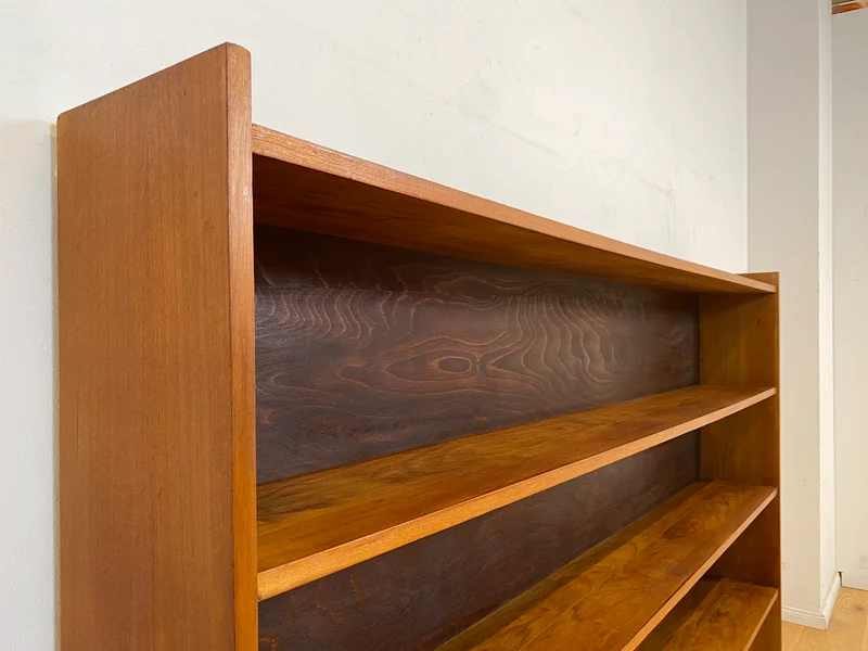 Schönes, großes und sehr gut erhaltenes Mid-Century Regal in Nussbaum