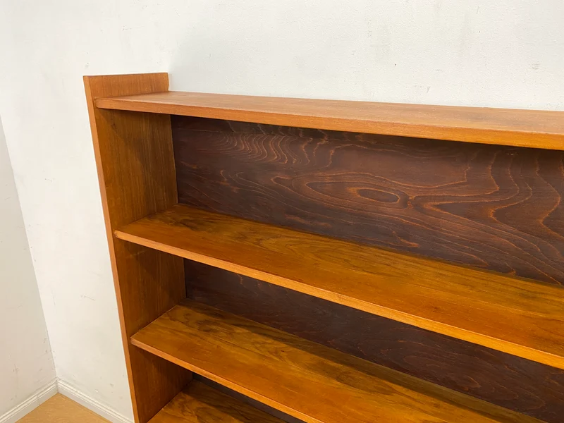 Schönes, großes und sehr gut erhaltenes Mid-Century Regal in Nussbaum