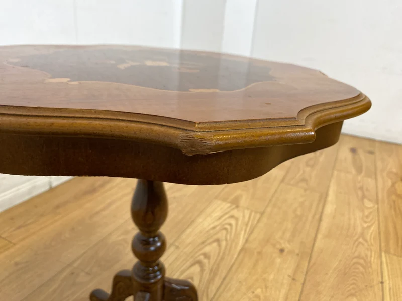 Hübscher Vintage Beistelltisch mit gedrechseltem Fuß und floralen Intarsien