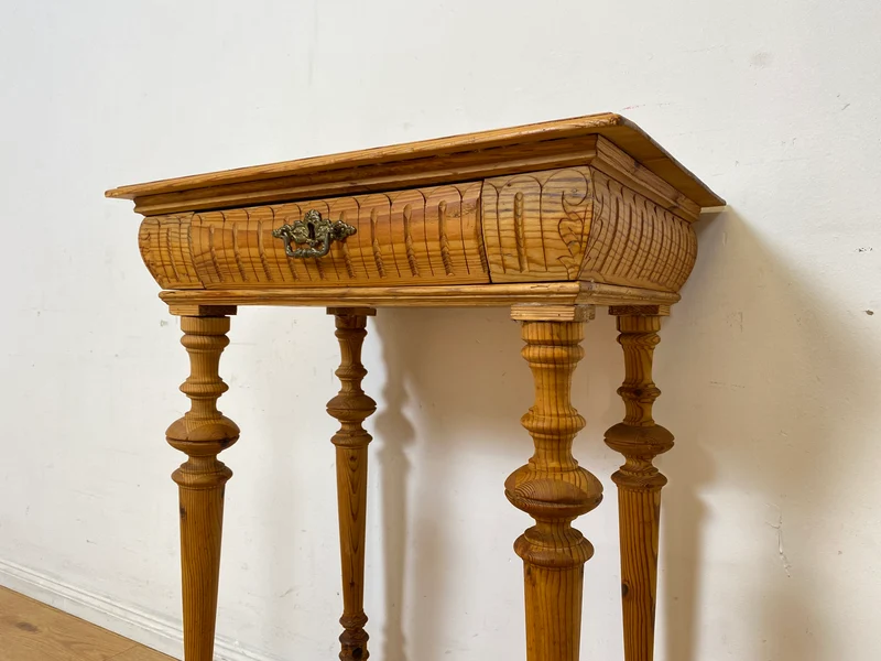 Hübscher kleiner antiker Beistelltisch mit Schublade und Messinggriffen I Kiefernholz , um 1880 I Nähtisch Kommode Ablage Konsolentisch Konsole Gründerzeit Vintage Weichholz I