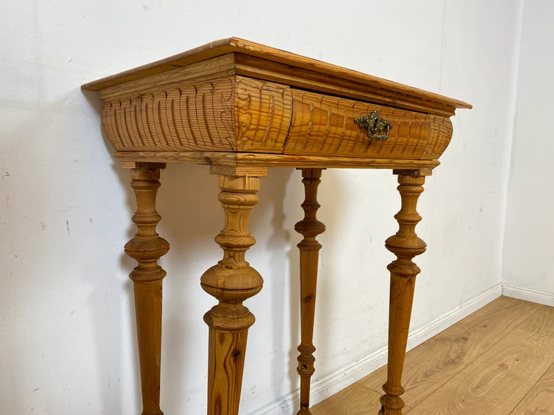 Hübscher kleiner antiker Beistelltisch mit Schublade und Messinggriffen I Kiefernholz , um 1880 I Nähtisch Kommode Ablage Konsolentisch Konsole Gründerzeit Vintage Weichholz I