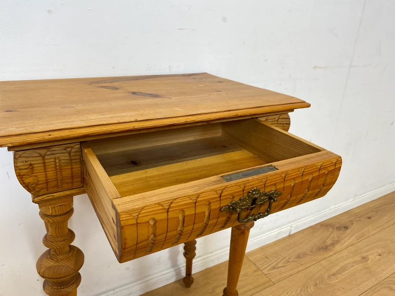 Hübscher kleiner antiker Beistelltisch mit Schublade und Messinggriffen I Kiefernholz , um 1880 I Nähtisch Kommode Ablage Konsolentisch Konsole Gründerzeit Vintage Weichholz I