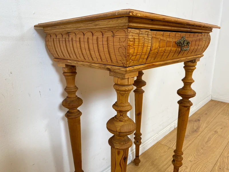 Hübscher kleiner antiker Beistelltisch mit Schublade und Messinggriffen I Kiefernholz , um 1880 I Nähtisch Kommode Ablage Konsolentisch Konsole Gründerzeit Vintage Weichholz I