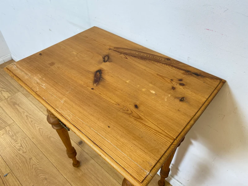 Hübscher kleiner antiker Beistelltisch mit Schublade und Messinggriffen I Kiefernholz , um 1880 I Nähtisch Kommode Ablage Konsolentisch Konsole Gründerzeit Vintage Weichholz I