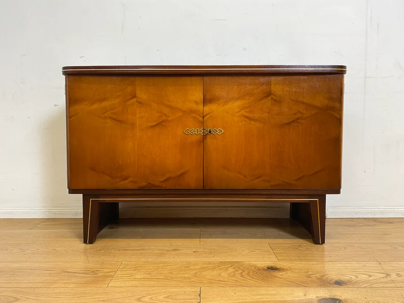 Hochwertiges 50er Jahre Sideboard mit Schubladen & Messingbeschlag I Vollholz I Kommode Schrank Anrichte Wäschekommode TV Lowboard Art Deco Mid-Century Rockabilly Vintage I