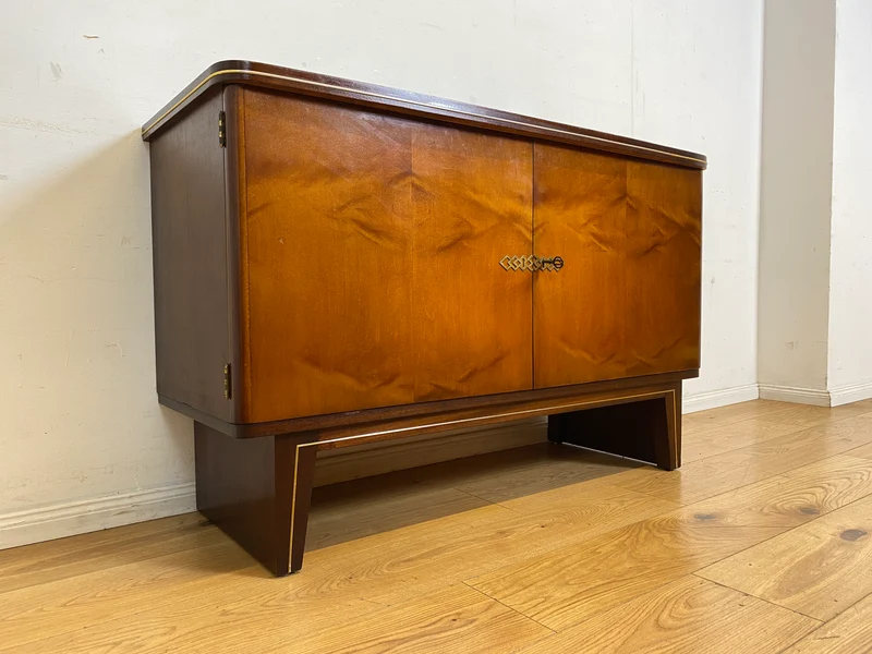 Hochwertiges 50er Jahre Sideboard mit Schubladen & Messingbeschlag I Vollholz I Kommode Schrank Anrichte Wäschekommode TV Lowboard Art Deco Mid-Century Rockabilly Vintage I