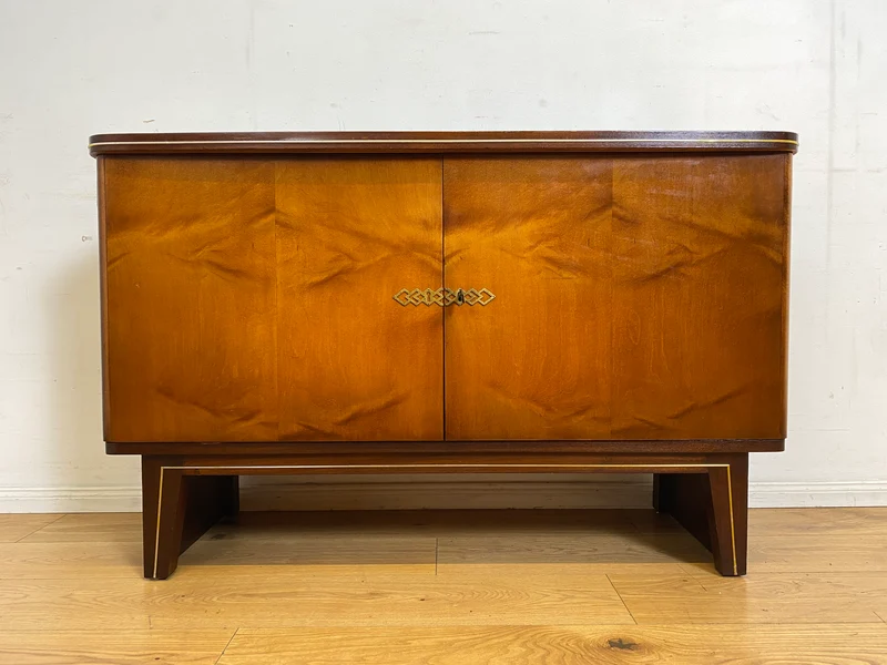 Hochwertiges 50er Jahre Sideboard mit Schubladen & Messingbeschlag I Vollholz I Kommode Schrank Anrichte Wäschekommode TV Lowboard Art Deco Mid-Century Rockabilly Vintage I