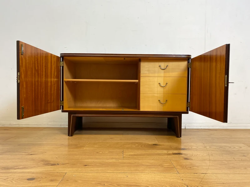 Hochwertiges 50er Jahre Sideboard mit Schubladen & Messingbeschlag I Vollholz I Kommode Schrank Anrichte Wäschekommode TV Lowboard Art Deco Mid-Century Rockabilly Vintage I