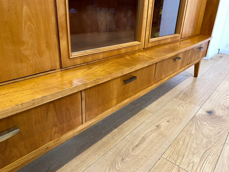 WMK I Stilvoller heller Mid-Century Wohnzimmerschrank mit Vitrine und Schubladen I Highboard Bücherschrank Büchervitrine Schrank Sideboard Glasvitrine 50er 60er Vintage I
