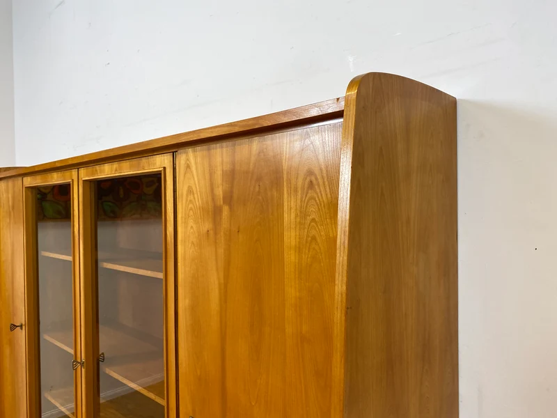 WMK I Stilvoller heller Mid-Century Wohnzimmerschrank mit Vitrine und Schubladen I Highboard Bücherschrank Büchervitrine Schrank Sideboard Glasvitrine 50er 60er Vintage I