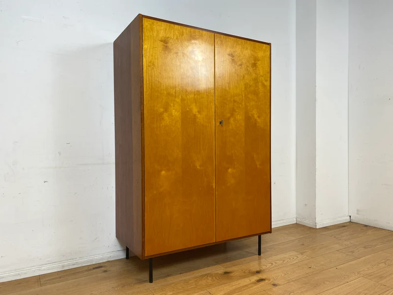 Freundlicher heller Mid-Century Kleiderschrank aus 1963 mit Kleiderstange I Schrank Schlafzimmerschrank Flurschrank Garderobe Garderobenschrank Wardrobe Vintage Retro VEB I