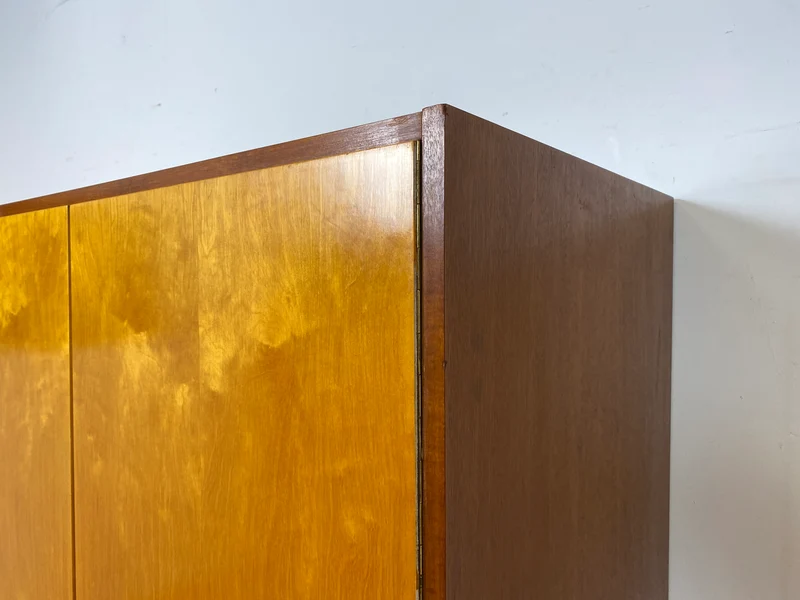 Freundlicher heller Mid-Century Kleiderschrank aus 1963 mit Kleiderstange I Schrank Schlafzimmerschrank Flurschrank Garderobe Garderobenschrank Wardrobe Vintage Retro VEB I