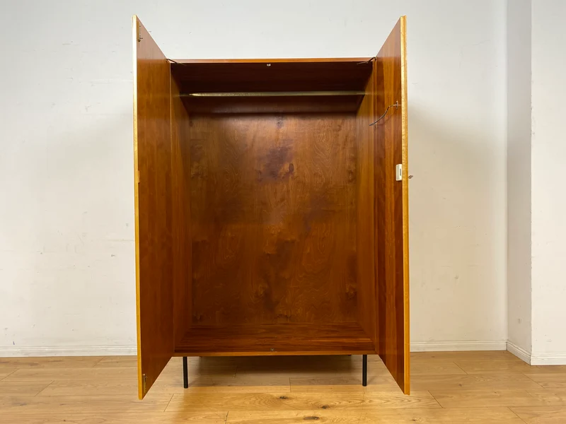 Freundlicher heller Mid-Century Kleiderschrank aus 1963 mit Kleiderstange I Schrank Schlafzimmerschrank Flurschrank Garderobe Garderobenschrank Wardrobe Vintage Retro VEB I