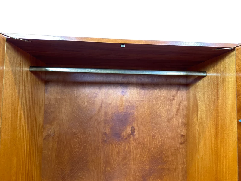Freundlicher heller Mid-Century Kleiderschrank aus 1963 mit Kleiderstange I Schrank Schlafzimmerschrank Flurschrank Garderobe Garderobenschrank Wardrobe Vintage Retro VEB I