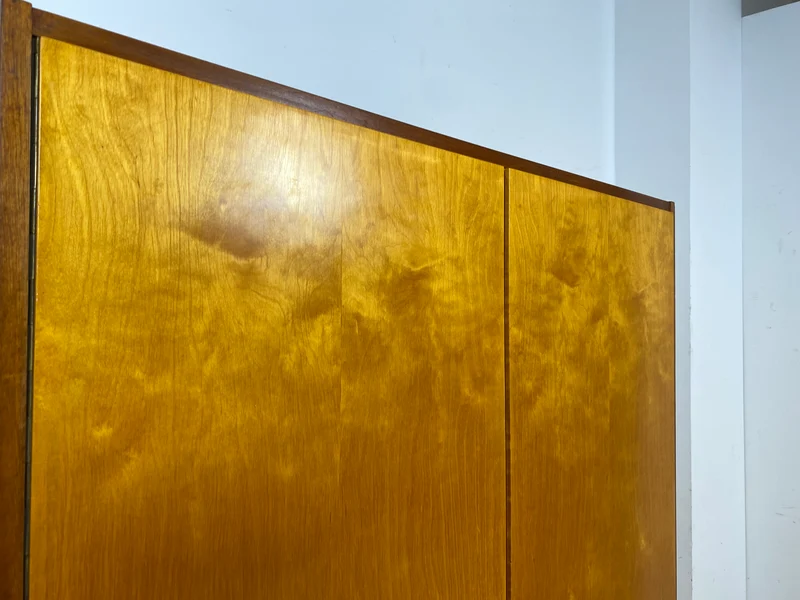 Freundlicher heller Mid-Century Kleiderschrank aus 1963 mit Kleiderstange I Schrank Schlafzimmerschrank Flurschrank Garderobe Garderobenschrank Wardrobe Vintage Retro VEB I