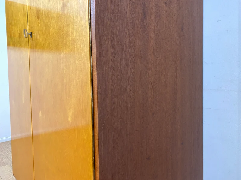 Freundlicher heller Mid-Century Kleiderschrank aus 1963 mit Kleiderstange I Schrank Schlafzimmerschrank Flurschrank Garderobe Garderobenschrank Wardrobe Vintage Retro VEB I