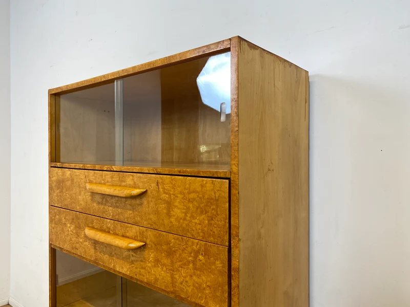 Stilvolle 50er Jahre Vitrine aus vollem Holz in Maserbirke mit Schubladen