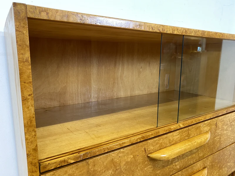 Stilvolle 50er Jahre Vitrine aus vollem Holz in Maserbirke mit Schubladen