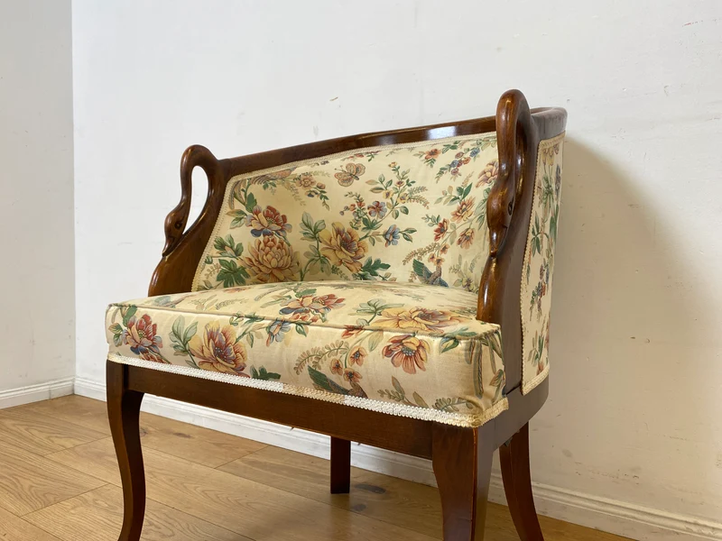Vornehmer handverzierter Vintage Salonsessel mit Schwänen und tollem floralem, jedoch etwas fleckigem, Bezug I Sessel Stuhl Armlehnstuhl Lesesessel Sitzgarnitur Stilmöbel I