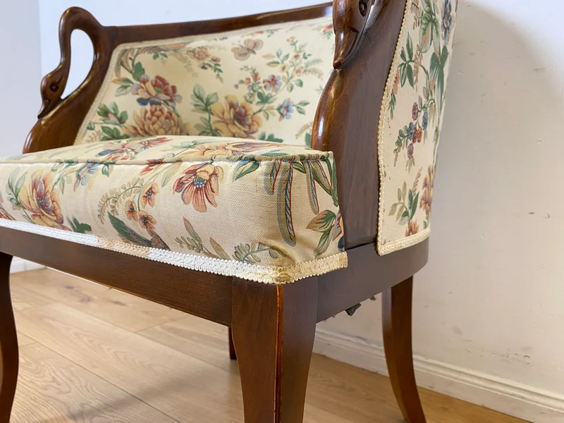 Vornehmer handverzierter Vintage Salonsessel mit Schwänen und tollem floralem, jedoch etwas fleckigem, Bezug I Sessel Stuhl Armlehnstuhl Lesesessel Sitzgarnitur Stilmöbel I