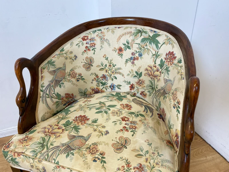 Vornehmer handverzierter Vintage Salonsessel mit Schwänen und tollem floralem, jedoch etwas fleckigem, Bezug I Sessel Stuhl Armlehnstuhl Lesesessel Sitzgarnitur Stilmöbel I