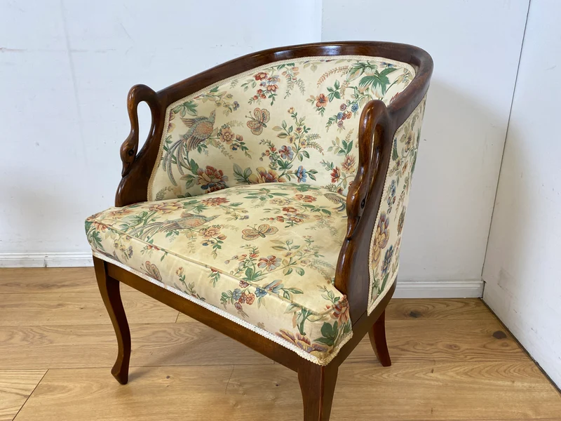 Vornehmer handverzierter Vintage Salonsessel mit Schwänen und tollem floralem, jedoch etwas fleckigem, Bezug I Sessel Stuhl Armlehnstuhl Lesesessel Sitzgarnitur Stilmöbel I