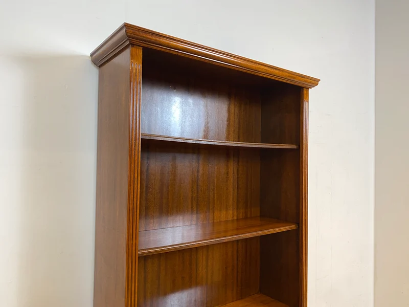 Elegantes und sehr gut erhaltenes Vintage Regal in englischem Stil mit verstellbaren Regalböden I Bücherregal Bücherschrank Holzregal Bookshelf Stilmöbel Regency I