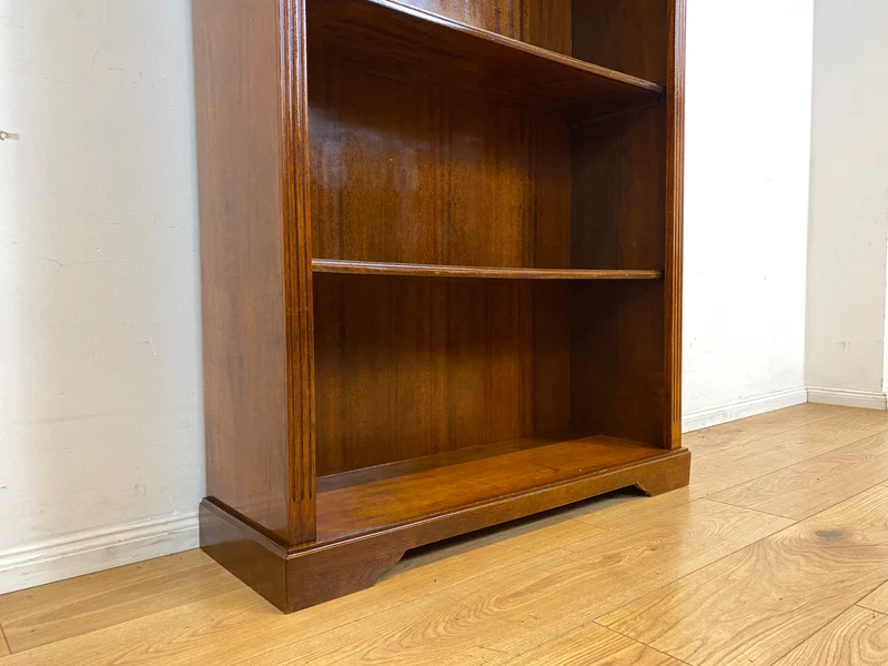 Elegantes und sehr gut erhaltenes Vintage Regal in englischem Stil mit verstellbaren Regalböden I Bücherregal Bücherschrank Holzregal Bookshelf Stilmöbel Regency I