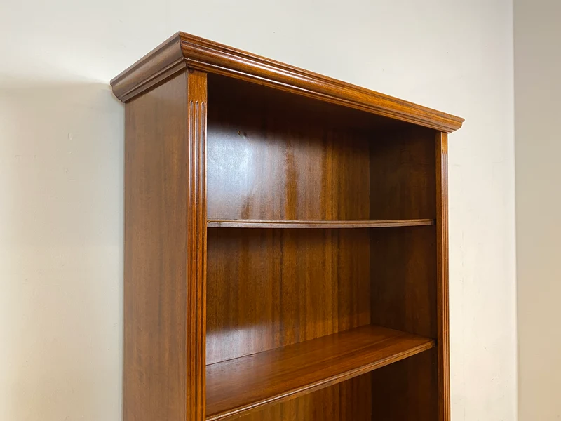 Elegantes und sehr gut erhaltenes Vintage Regal in englischem Stil mit verstellbaren Regalböden I Bücherregal Bücherschrank Holzregal Bookshelf Stilmöbel Regency I