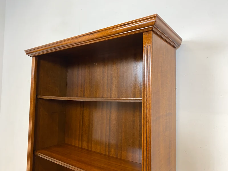 Elegantes und sehr gut erhaltenes Vintage Regal in englischem Stil mit verstellbaren Regalböden I Bücherregal Bücherschrank Holzregal Bookshelf Stilmöbel Regency I