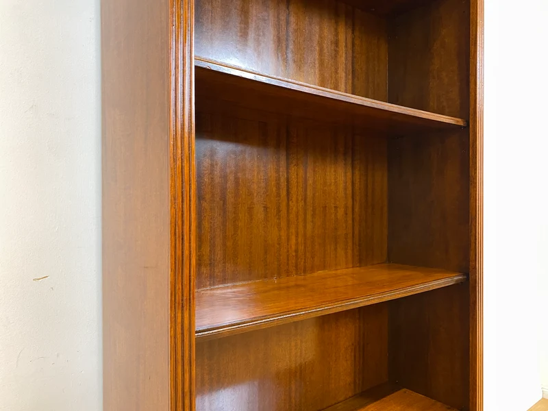 Elegantes und sehr gut erhaltenes Vintage Regal in englischem Stil mit verstellbaren Regalböden I Bücherregal Bücherschrank Holzregal Bookshelf Stilmöbel Regency I