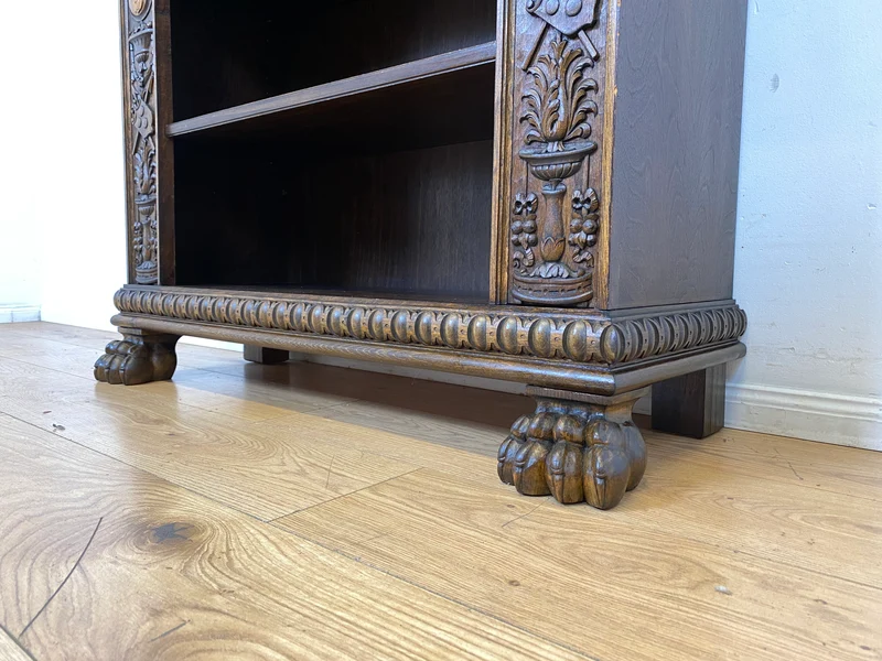 Besonderes antikes Regal handverziert mit Berliner Wappen, preußischen Adler und mächtigen Löwenfüßen I Vollholz Holzregal Bücherregal Bücherschrank Gründerzeit Kaiser Bär Historismus Vintage I