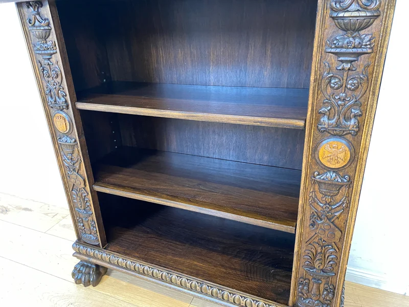 Besonderes antikes Regal handverziert mit Berliner Wappen, preußischen Adler und mächtigen Löwenfüßen I Vollholz Holzregal Bücherregal Bücherschrank Gründerzeit Kaiser Bär Historismus Vintage I
