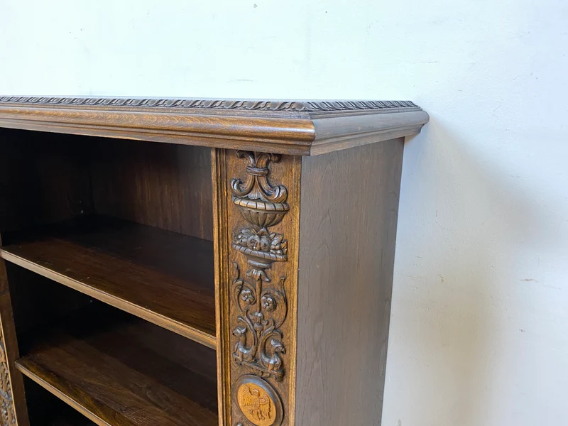 Besonderes antikes Regal handverziert mit Berliner Wappen, preußischen Adler und mächtigen Löwenfüßen I Vollholz Holzregal Bücherregal Bücherschrank Gründerzeit Kaiser Bär Historismus Vintage I